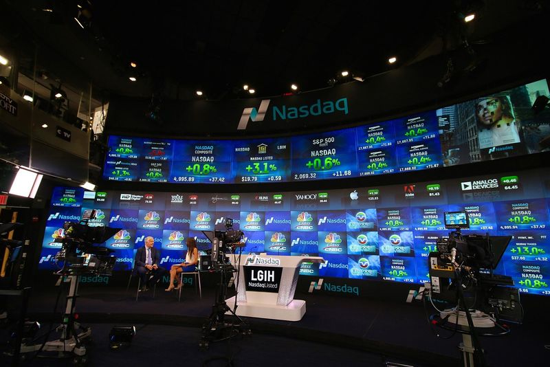 Estudio de televisión del Nasdaq MarketSite en Times Square, con una pared de pantallas que muestran cotizaciones