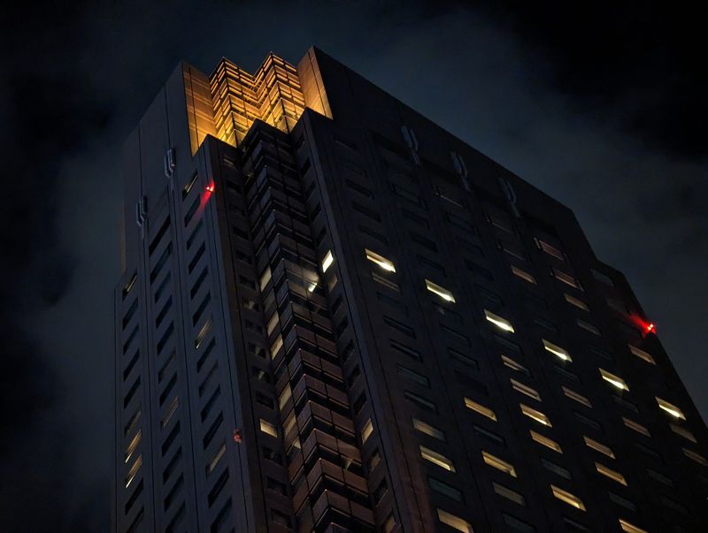 La Cerulean Tower de Shibuya, en Tokio, edificio de la dirección registrada de GMO Internet, iluminada de noche