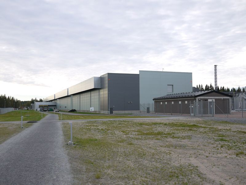 Edificio del centro de datos de Facebook, hoy Meta, en Luleå, Suecia, visto desde un camino de acceso