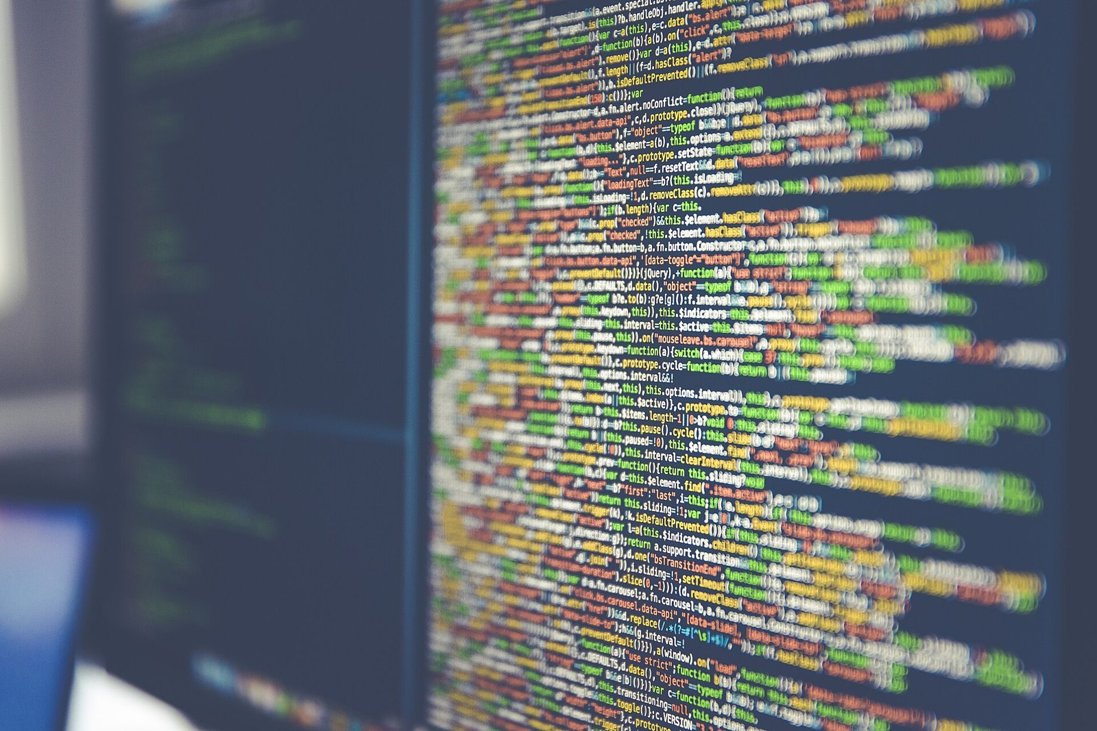 Código fuente en colores en la pantalla de un monitor