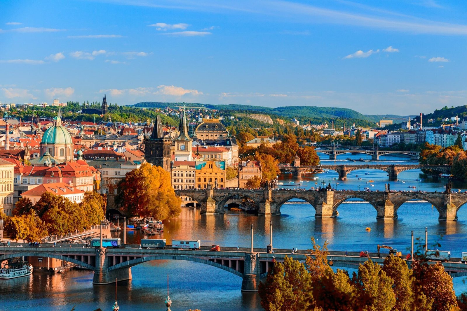 Puentes y horizonte de Praga sobre el río Moldava