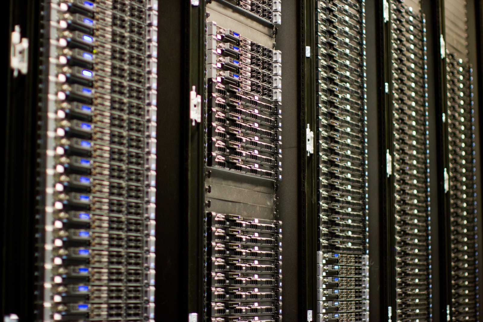 Bastidores de servidores en un centro de datos