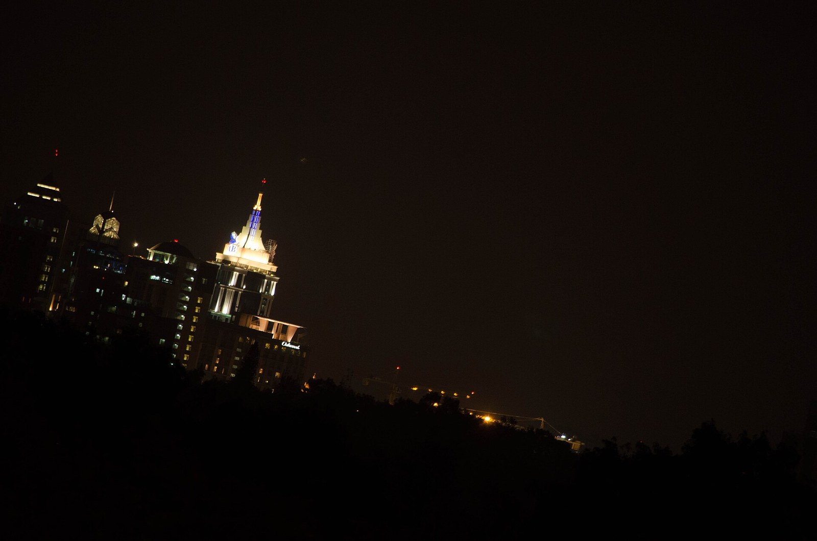 Vista nocturna del complejo UB City en Bangalore, la ciudad india donde tiene su sede eMudhra