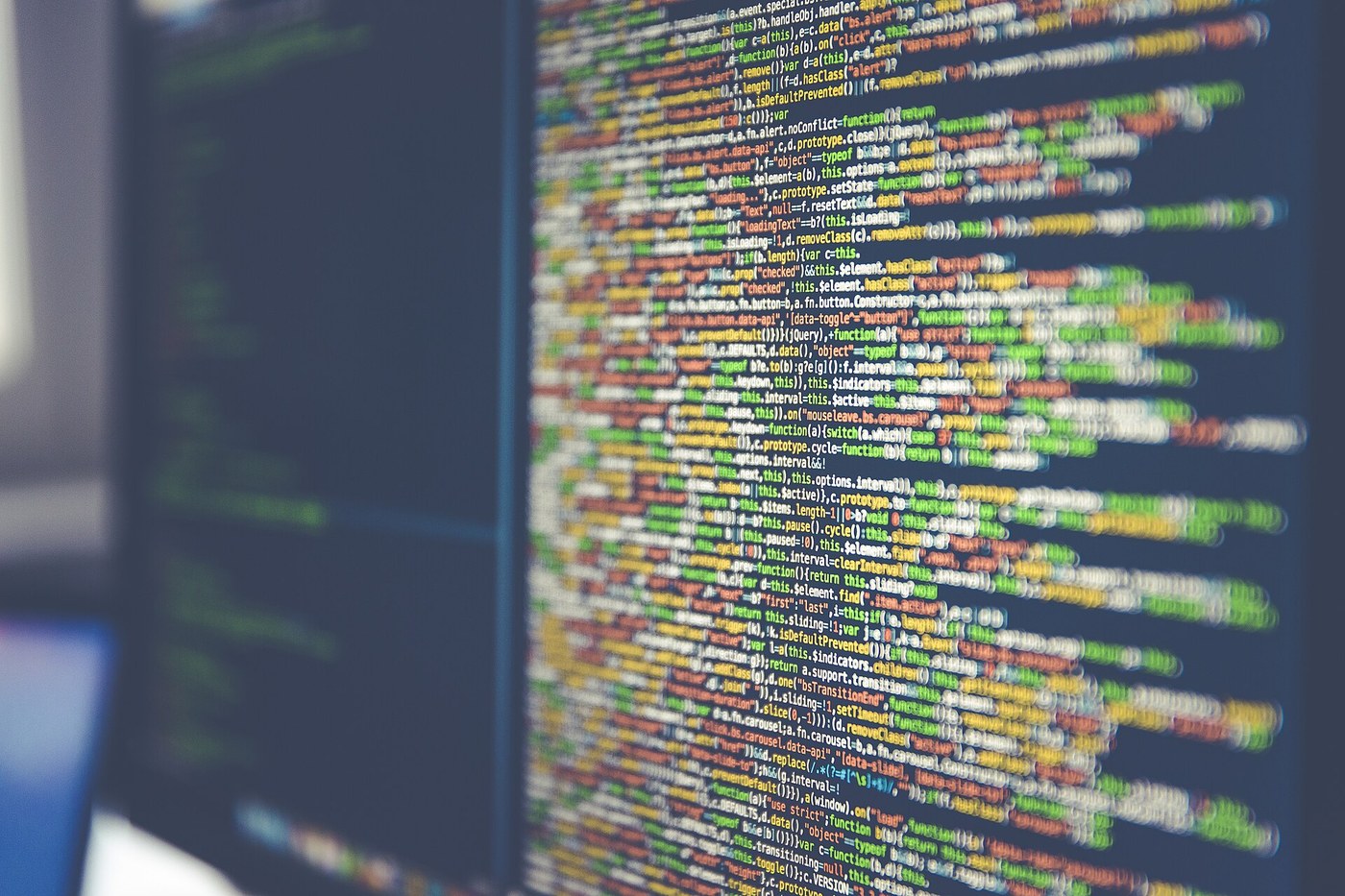 Código fuente en el monitor de un ordenador durante el desarrollo de software