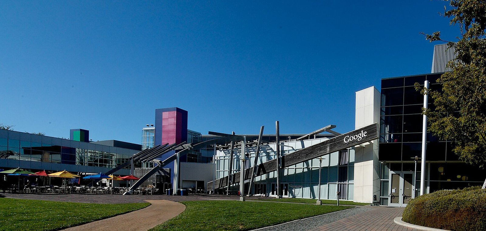 Edificios del campus de Google en Mountain View con el logotipo de la empresa en la fachada
