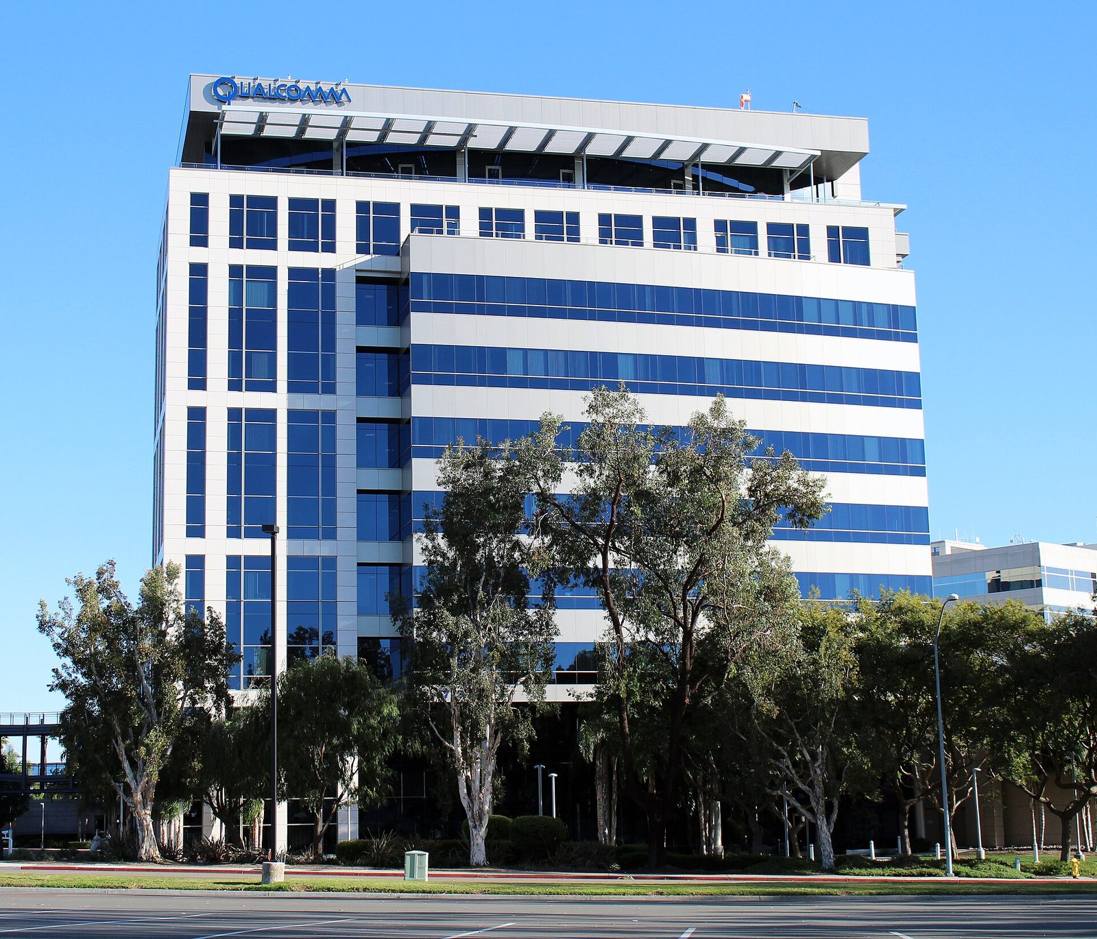 Edificio de oficinas de Qualcomm en San Diego con el logotipo de la empresa en lo alto