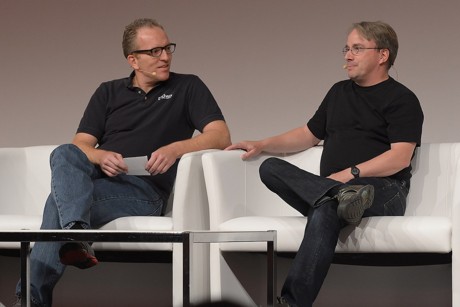 Linus Torvalds, a la derecha, conversa con Dirk Hohndel en el escenario de LinuxCon Europe 2014 en Düsseldorf
