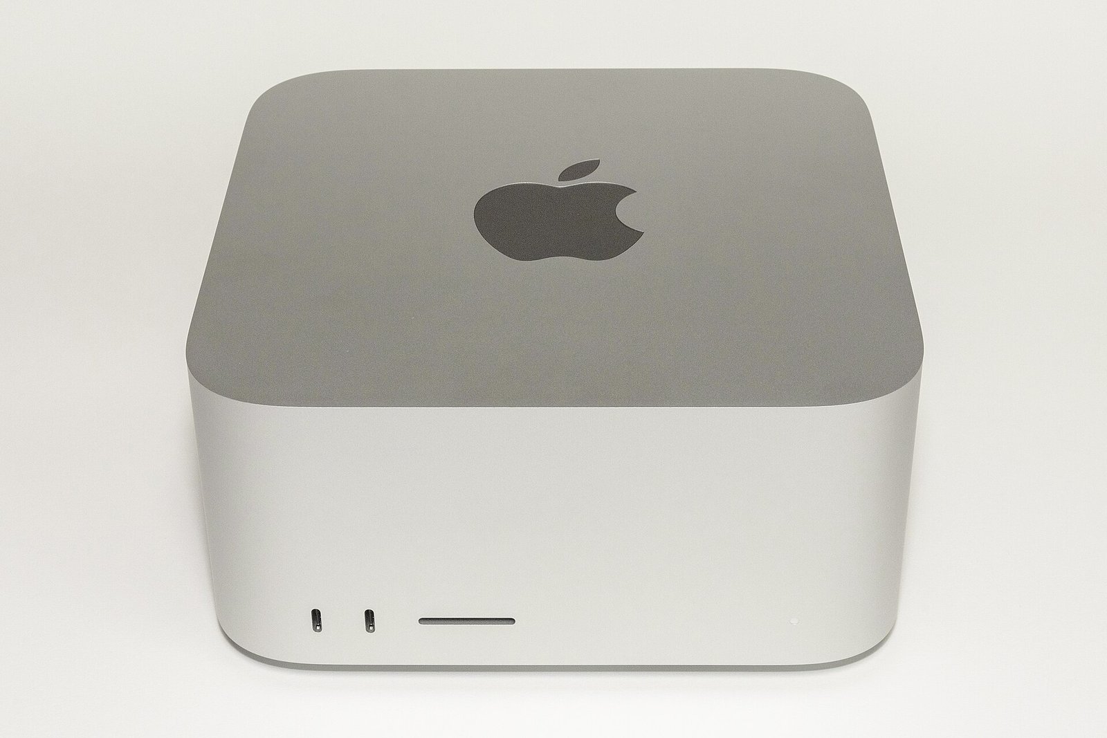 Vista frontal de un ordenador Mac Studio de Apple sobre un escritorio