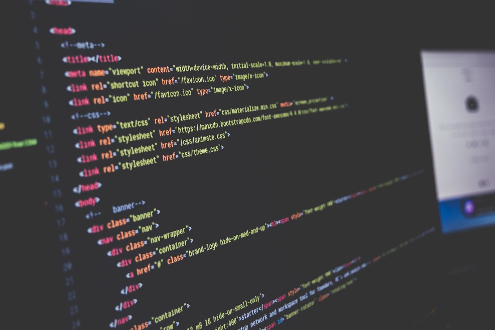 Pantalla de computador con líneas de código en un editor de texto