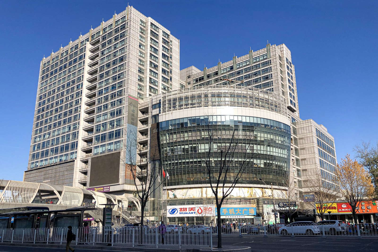Edificios de oficinas y un centro comercial de fachada curva en el distrito tecnológico de Zhongguancun, en Pekín