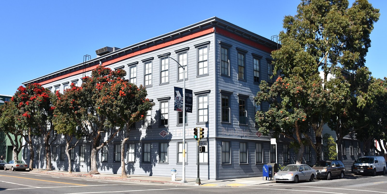 Fachada del Pioneer Building, un edificio histórico de tres pisos en el barrio Mission de San Francisco que albergó oficinas de OpenAI