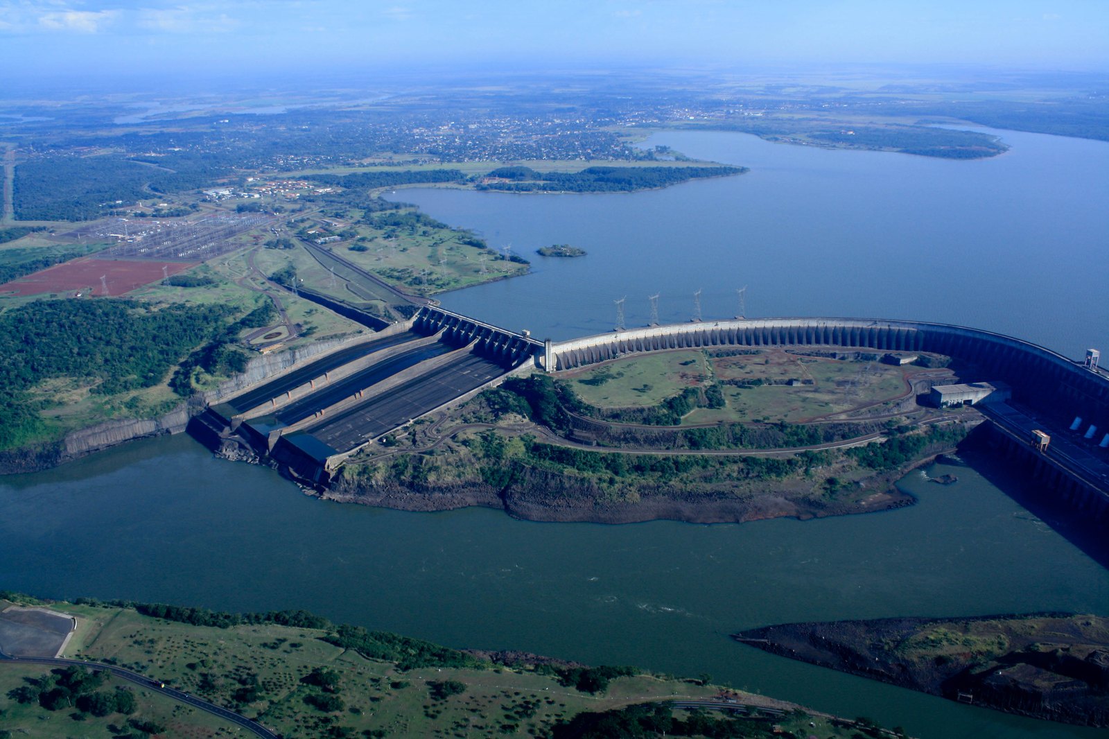Vista aérea de la represa de Itaipú sobre el río Paraná, en la frontera entre Paraguay y Brasil