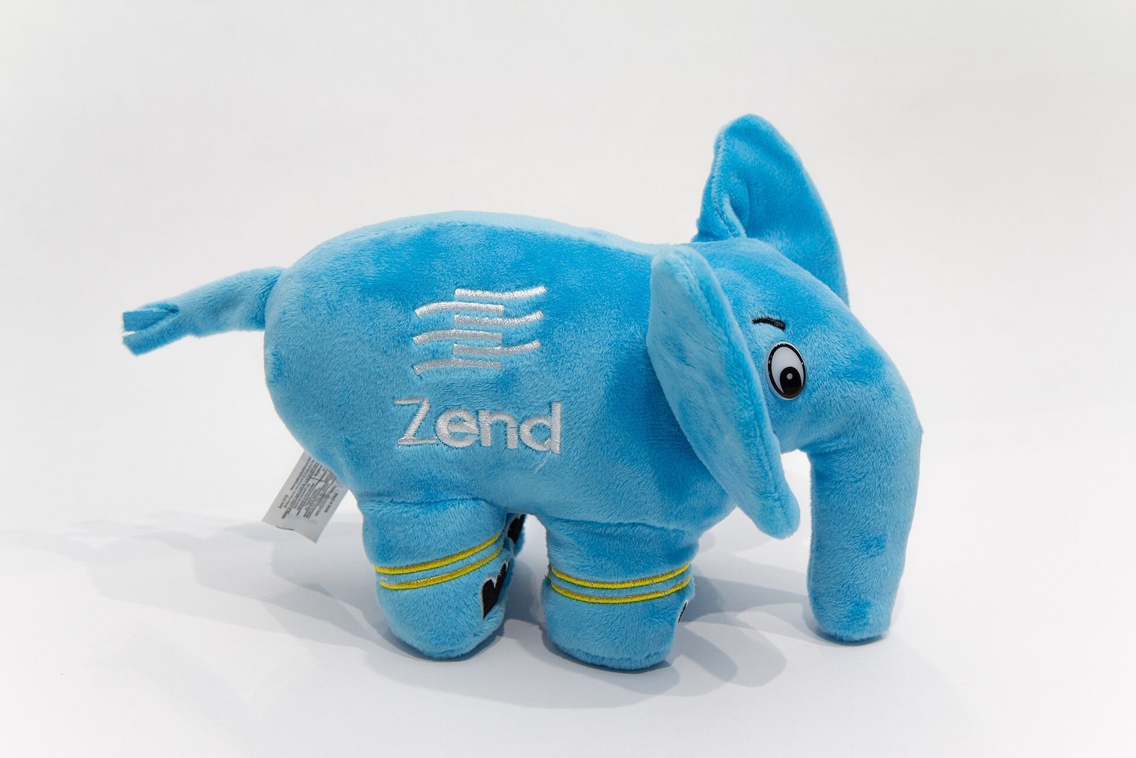 Peluche azul con forma de elefante, la mascota de PHP conocida como elePHPant, con el logotipo de Zend
