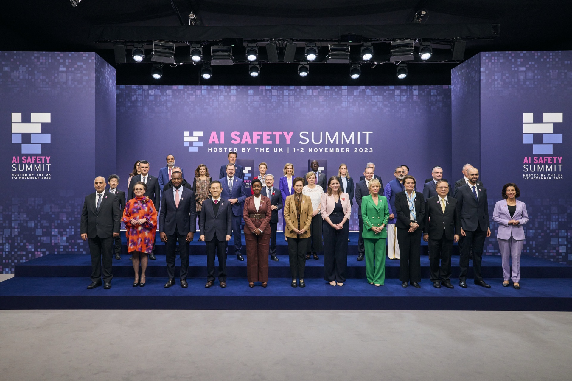 Foto de familia de ministros digitales en la Cumbre de Seguridad de la IA organizada por el Reino Unido en Bletchley Park.