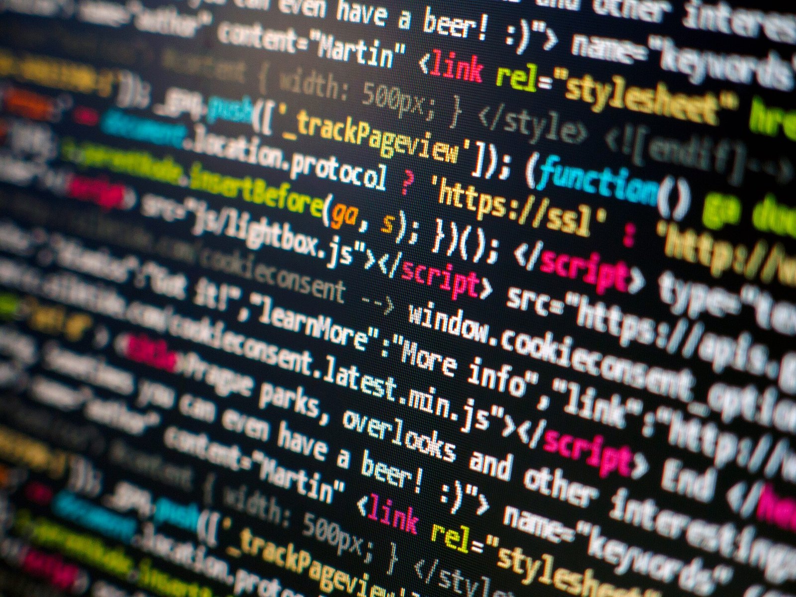 Código HTML y JavaScript resaltado en la pantalla de un desarrollador