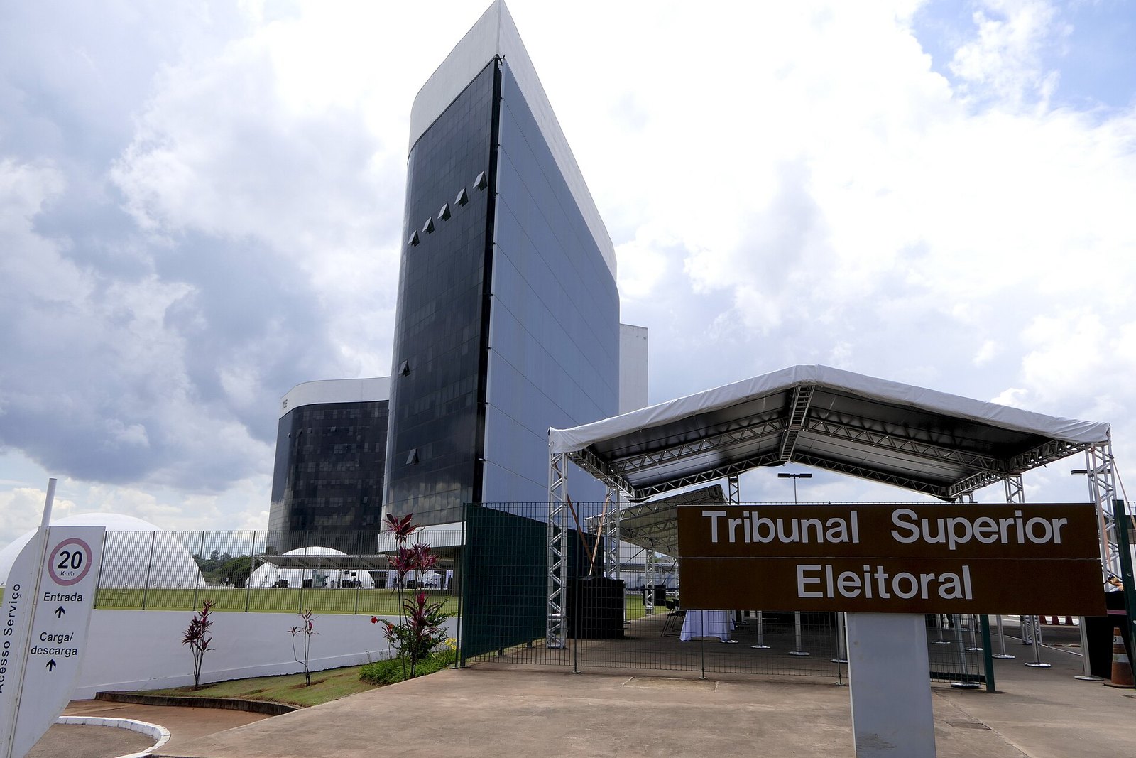 Torre principal de la sede del Tribunal Superior Electoral en Brasilia, con un cartel con el nombre del tribunal en primer plano